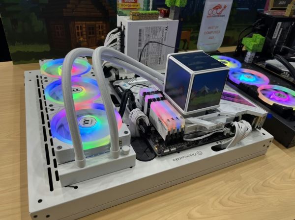 Thermaltake показала кулер для жидкого охлаждения с четырьмя экранами