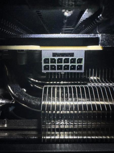 "Особый" коннектор 16-pin от MSI тоже не выдержал напор RTX 5090 и сгорел