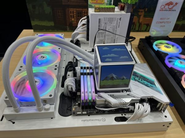 Thermaltake показала кулер для жидкого охлаждения с четырьмя экранами