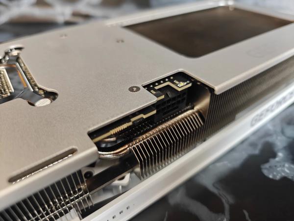 Обзор видеокарты Gigabyte GeForce RTX 5070 Aero OC: стиль и производительность