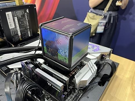 Thermaltake показала кулер для жидкого охлаждения с четырьмя экранами