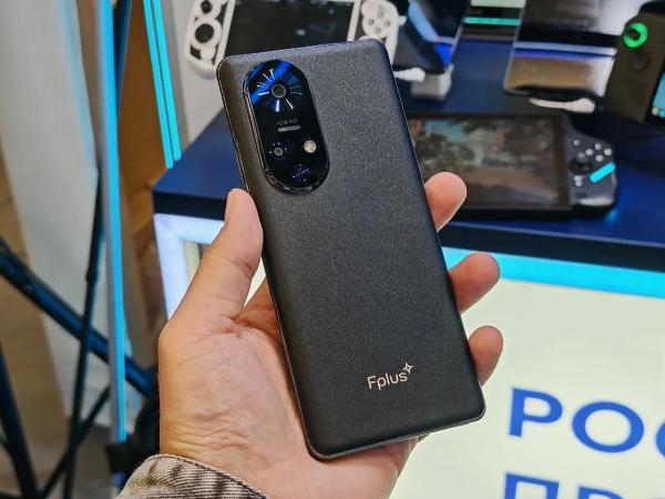 Вслед за портативной консолью Fplus показала "российские" смартфоны, работающие на  ОС "Аврора"